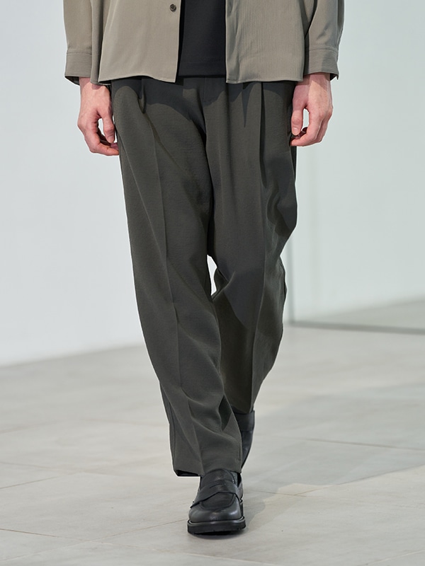DARK BROWN セットアップ着用