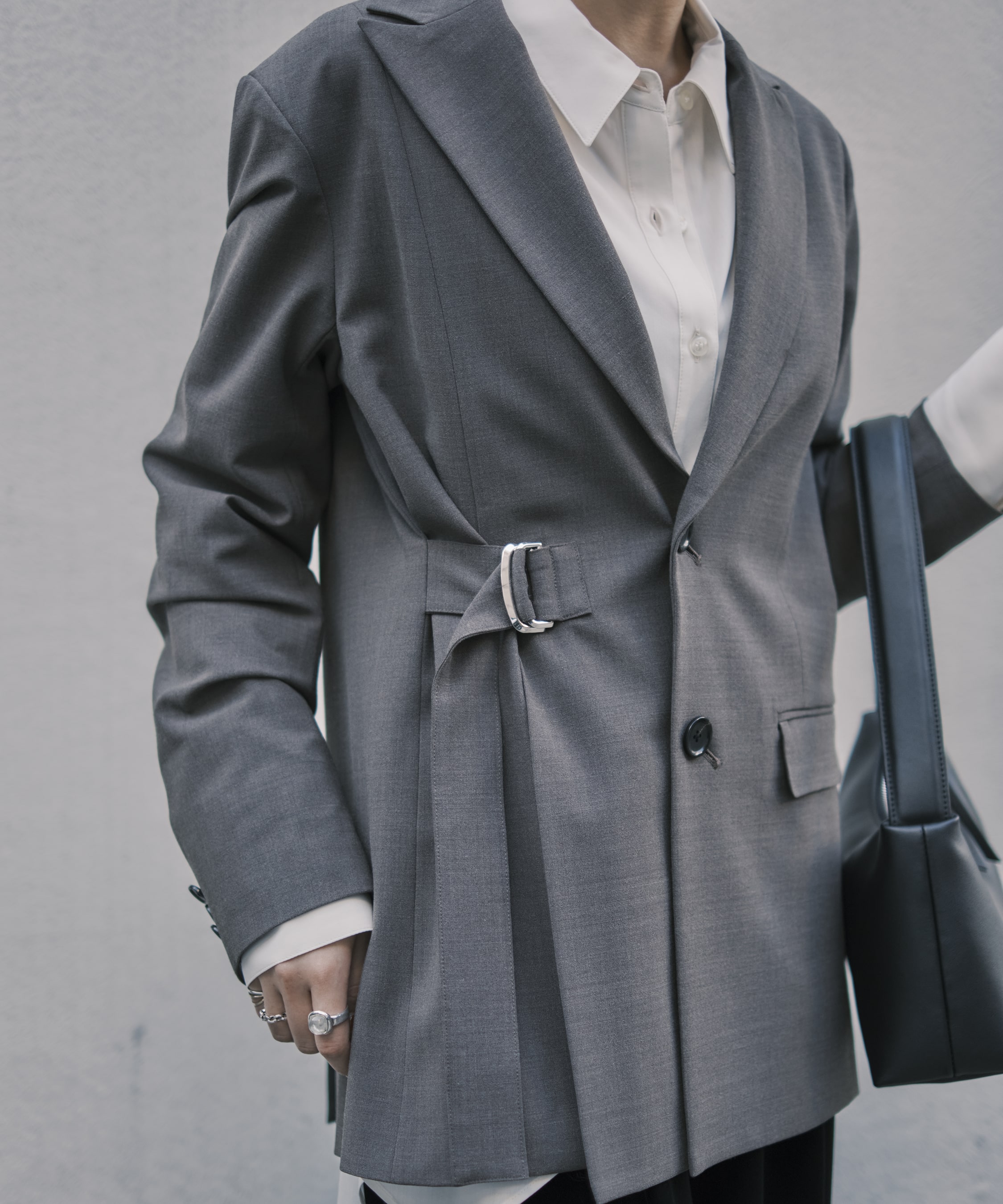 ラペルとベルト結びのクローズアップ