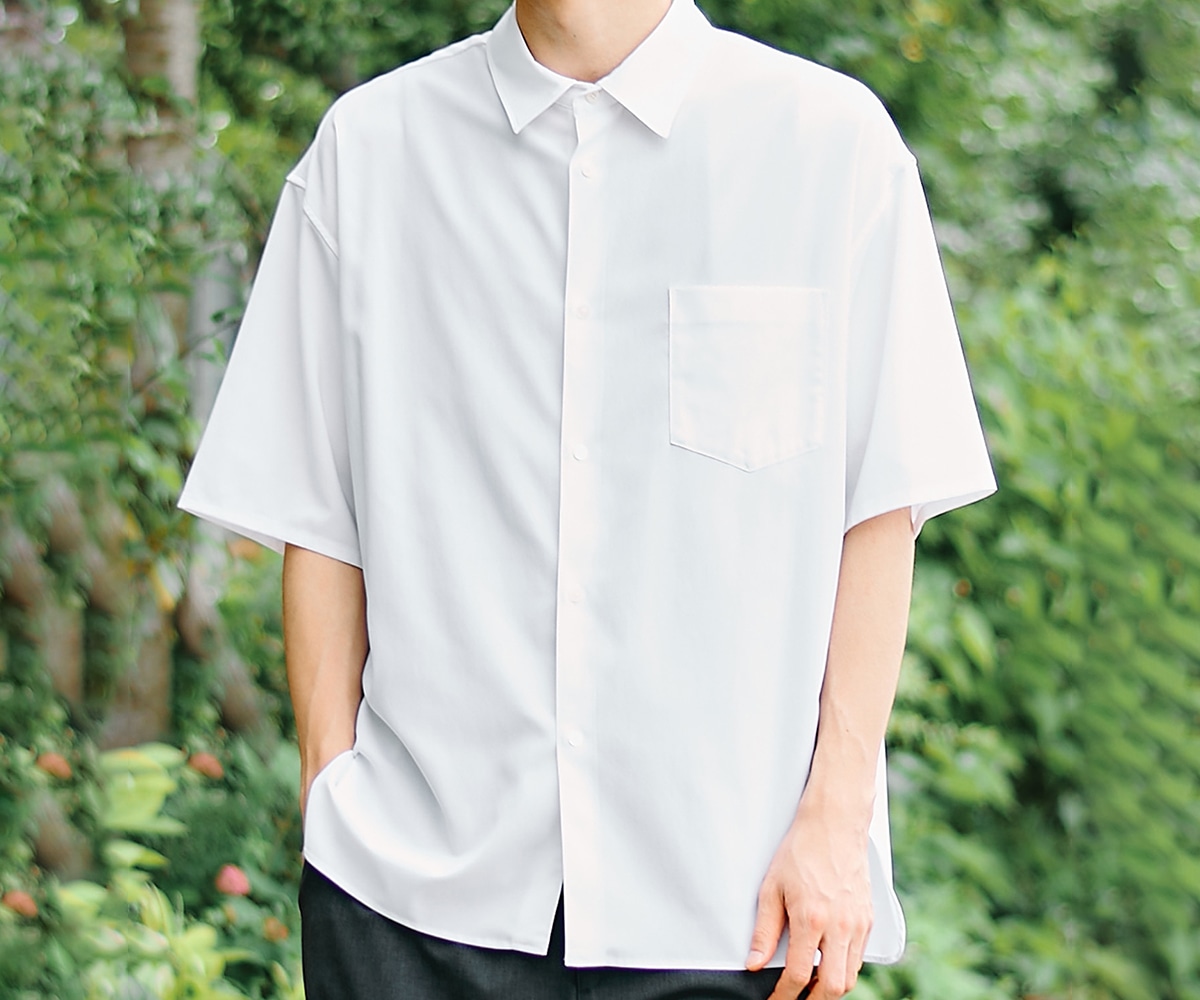 白の半袖シャツ