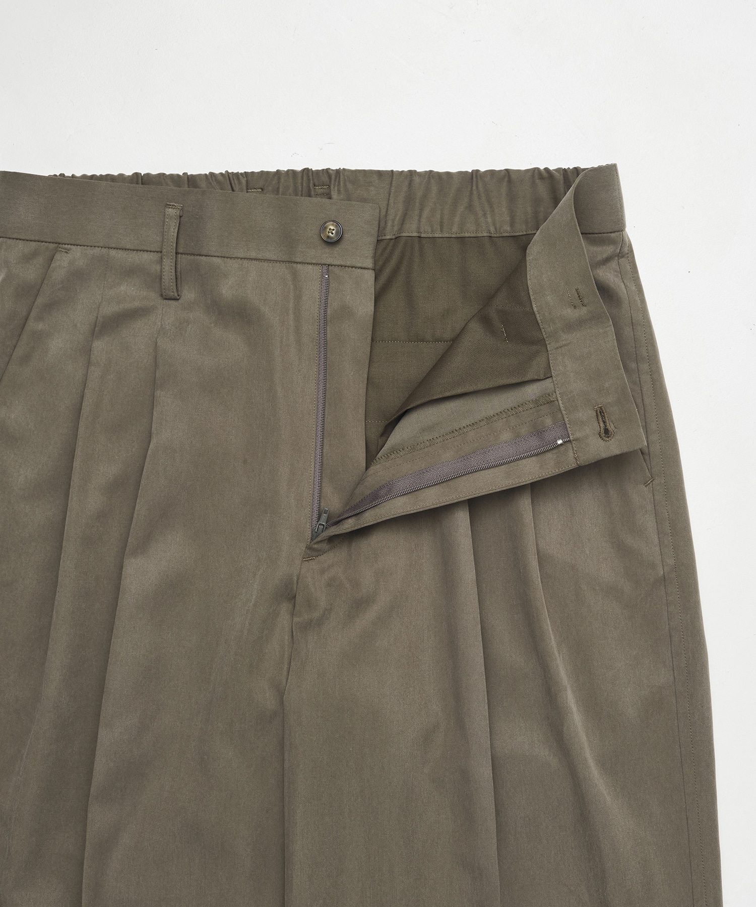 フィブリルスウェード スラックス