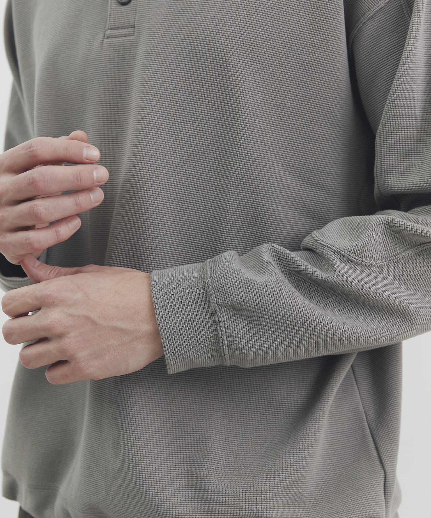 サーマルヘンリーネックプルオーバー