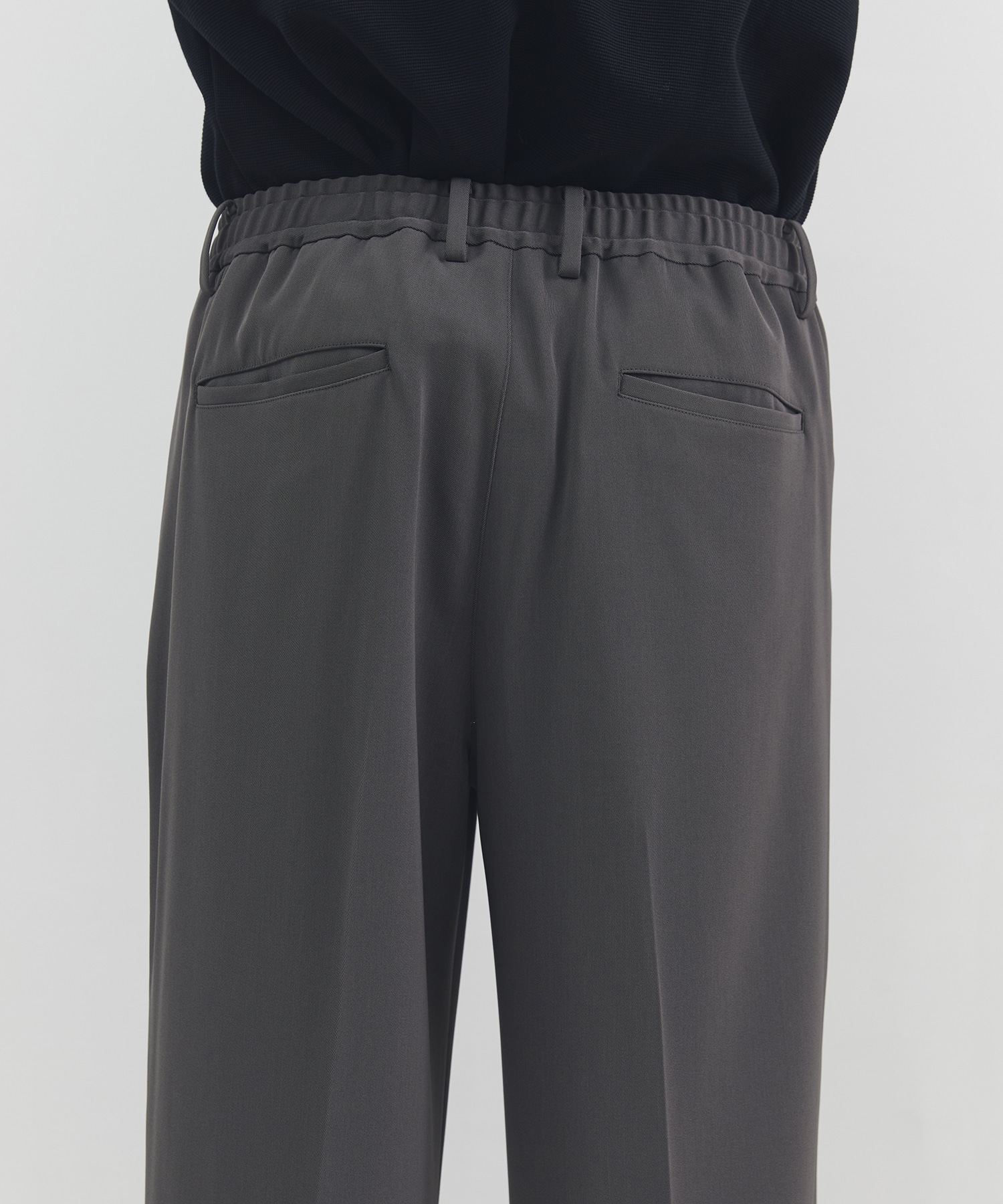 ハイウェストワイドストレートパンツGRY ハイウェストワイドストレートパンツGRY GU(ジーユー)の「タックハイ