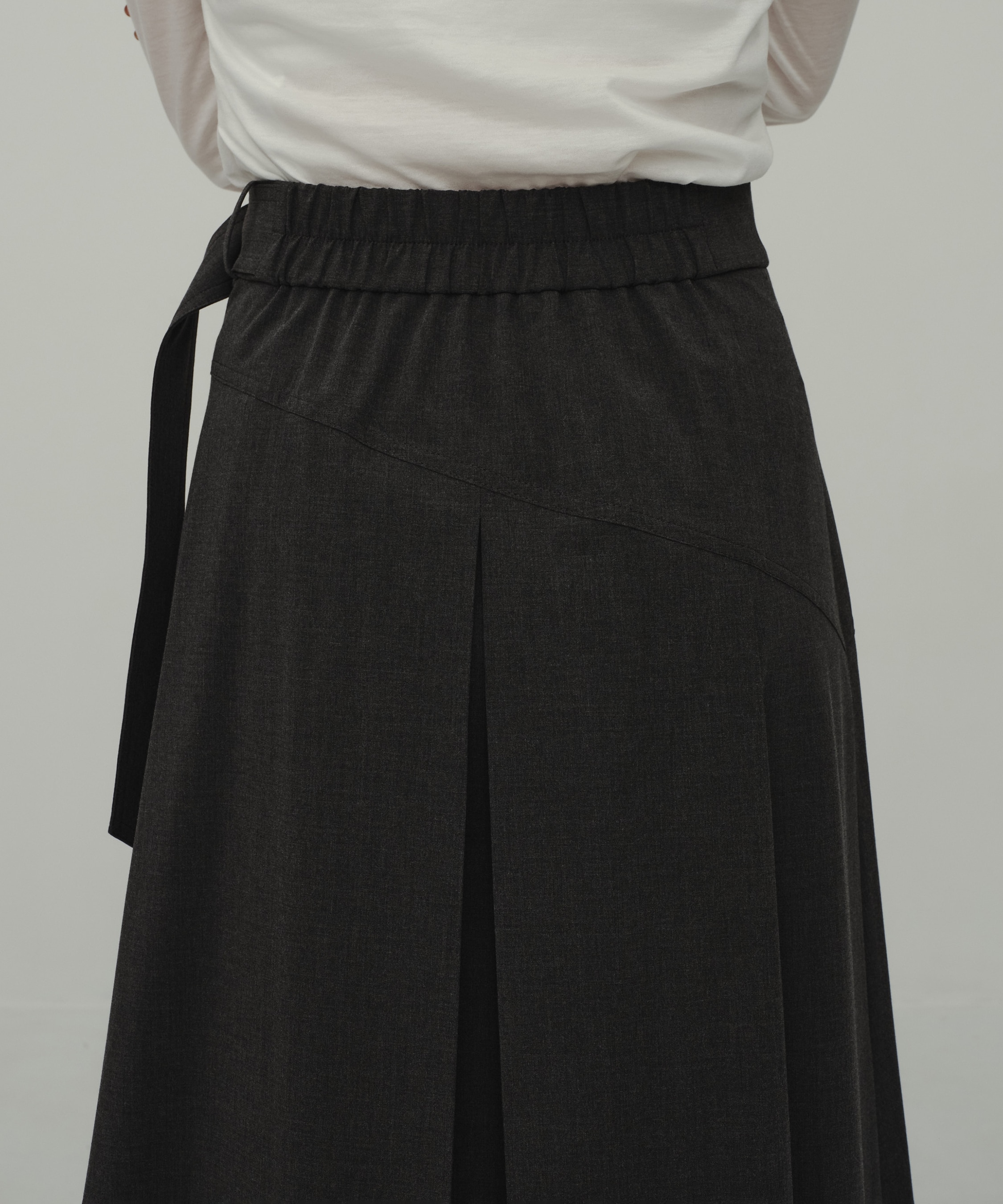 Asymmetry Tuck Skirt