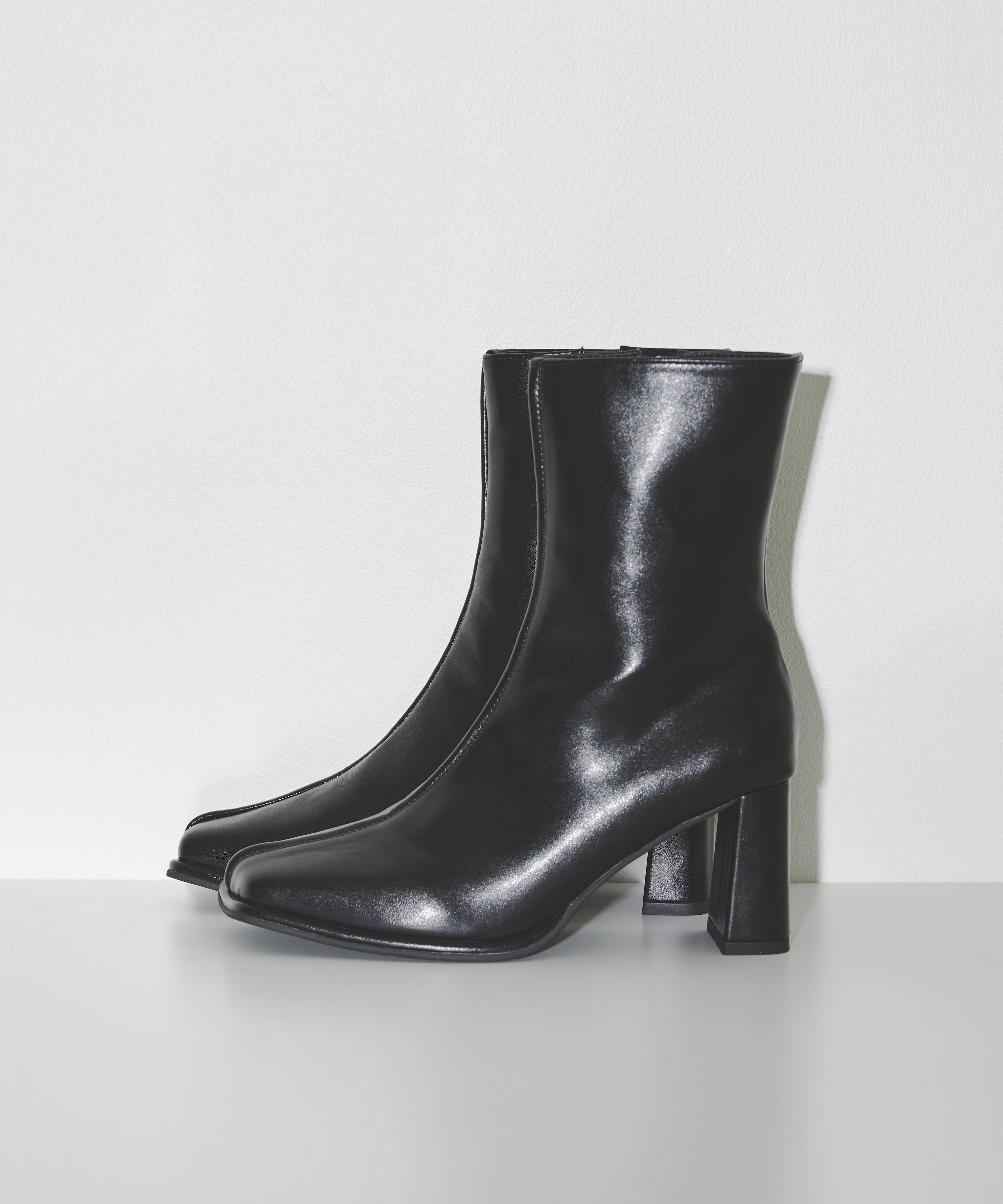 スクエアトゥショートブーツ