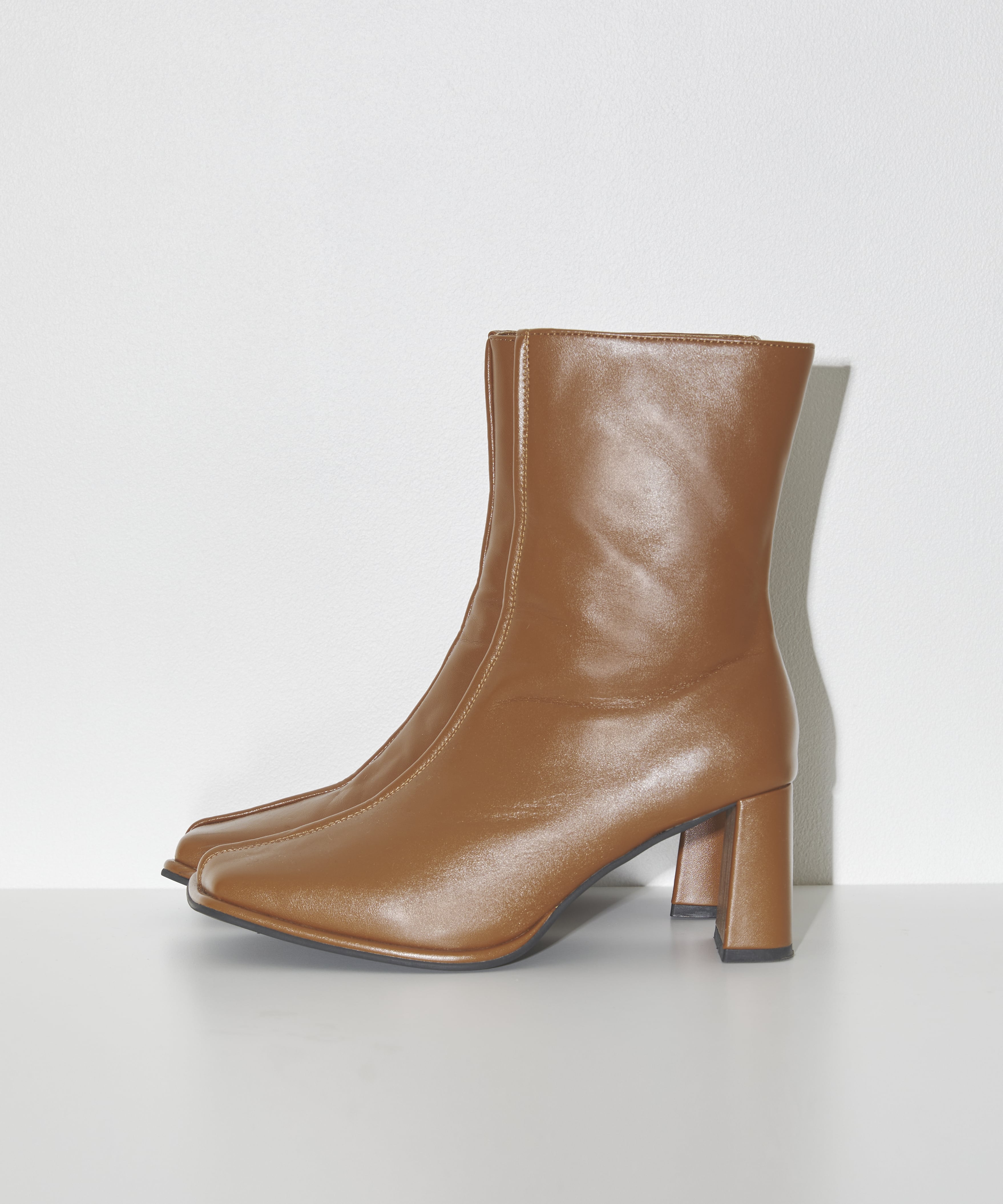 スクエアトゥショートブーツ